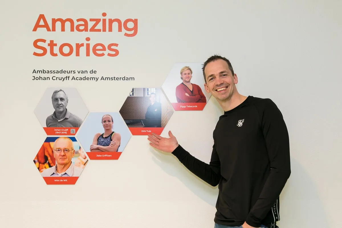 Johan Cruyff Academy Amsterdam opent fotowand met Ambassadeurs