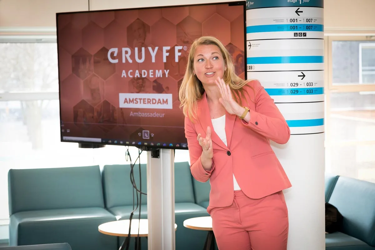 Johan Cruyff Academy Amsterdam opent fotowand met Ambassadeurs