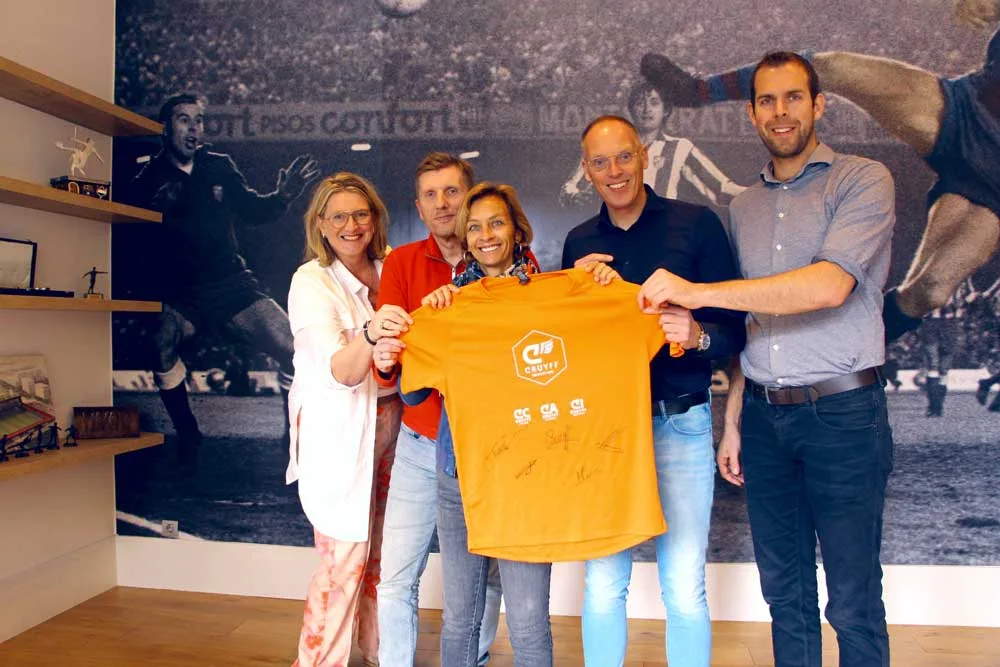 Firma simbólica de los acuerdos en presencia de Susila Cruyff y representantes de Johan Cruyff College Groningen.