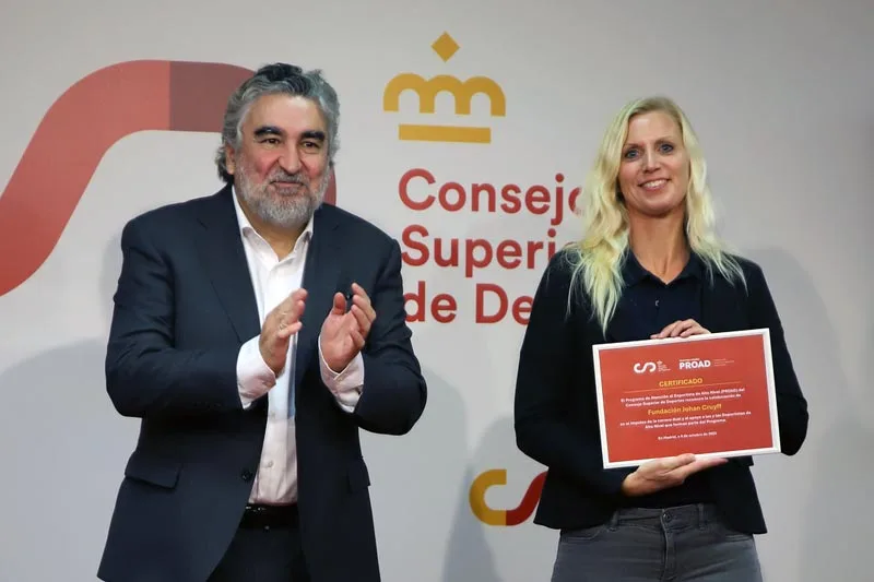Marianne Haverkamp receiving PROAD’s recognition for The Cruyff Athlete Fund.